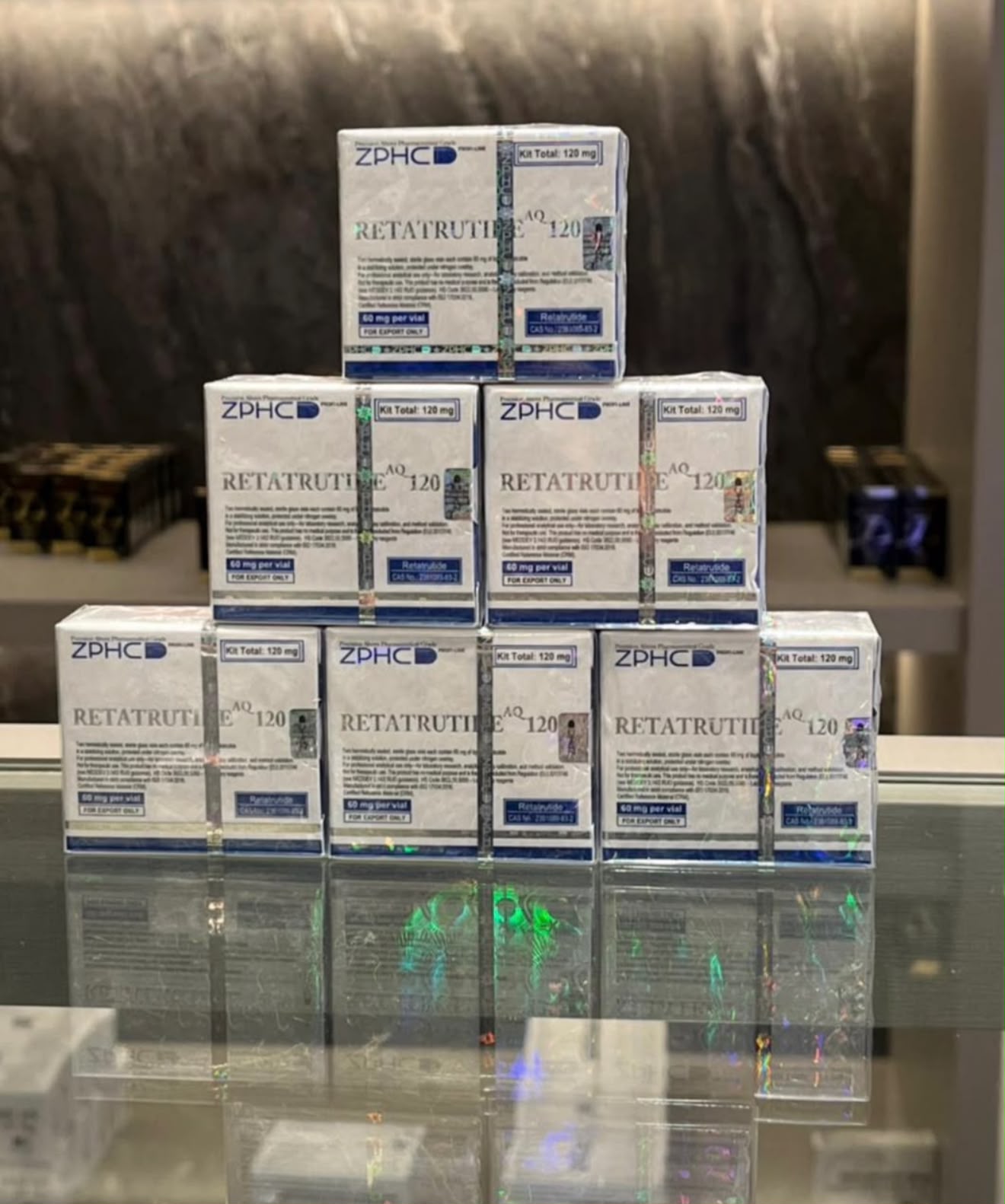 Kits ZPHC Retatrutide AQ 120 empilhados sobre balcão de vidro